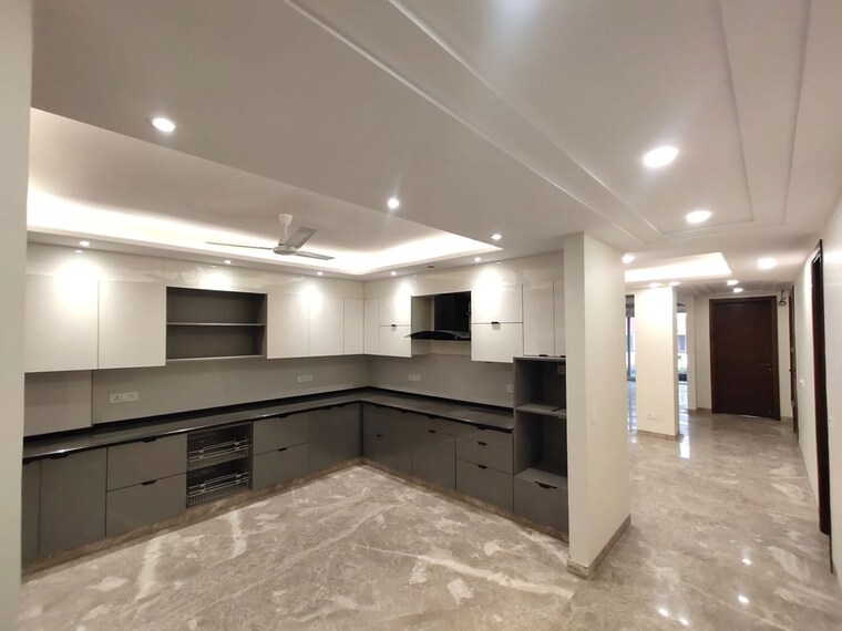  Parking, greater kailash ii 3 Bedroom 300 Sq.Yd. Builder Floor In Greater Kailash ii Delhi 10604618