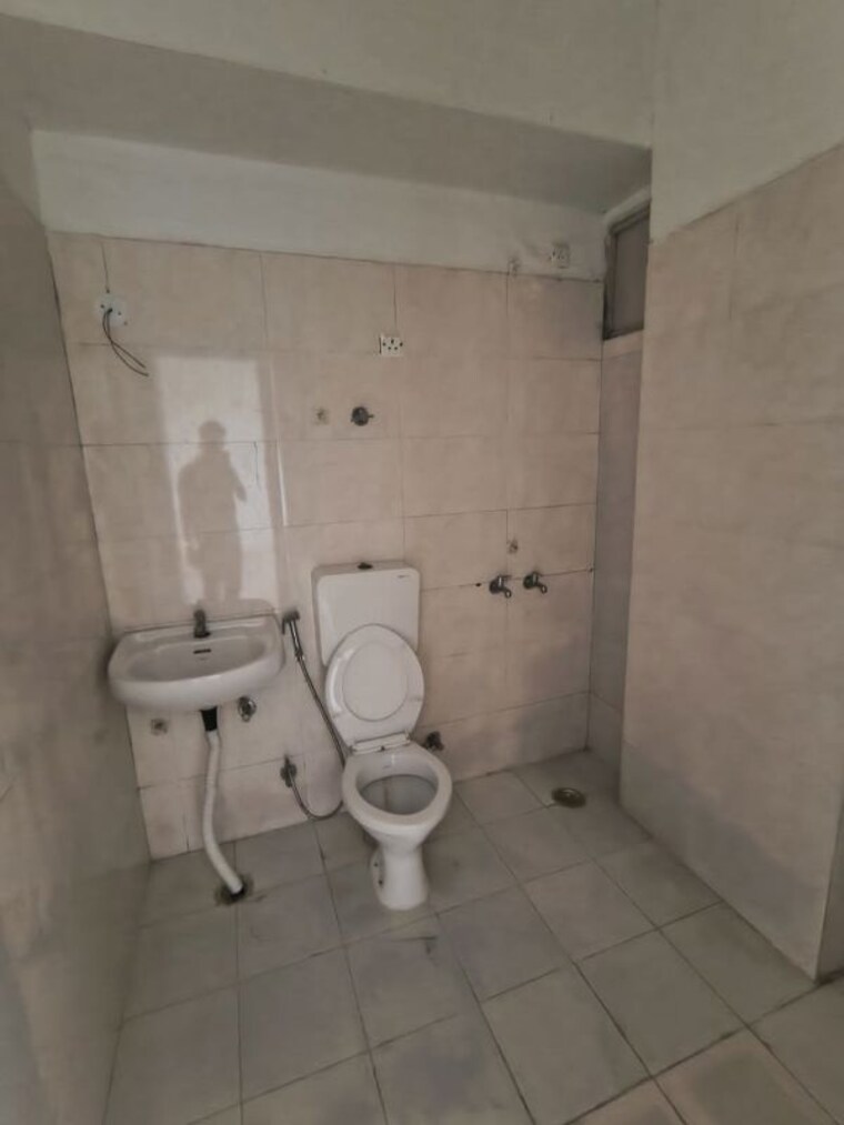 Bathroom, shivlok-cghs-apartments 3 Bedroom 1600 Sq.Ft. Apartment In Sector 21d Indira Enclave Faridabad 10604647