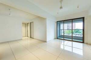 Room in 3 BHK Apartment at Sun Skyview, Shela – for Sale