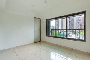 Room in 3 BHK Apartment at Sun Skyview, Shela – for Sale