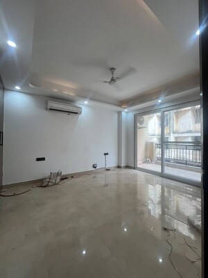Room in 4 BHK Builder Floor at Saket – for Rent