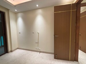Room in 3 BHK Builder Floor at Sushant Lok I – for Rent