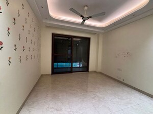Room in 3 BHK Builder Floor at Sushant Lok I – for Rent