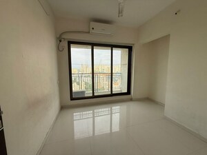 Room in 2.5 BHK Apartment at Kalpataru Hills, Manpada – for Rent