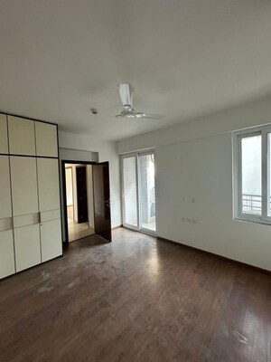 Room in 3 BHK Apartment at DLF Alameda, Sector 73 – for Rent