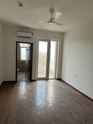 Room in 3 BHK Apartment at DLF Alameda, Sector 73 – for Rent