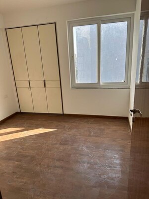 Room in 3 BHK Apartment at DLF Alameda, Sector 73 – for Rent