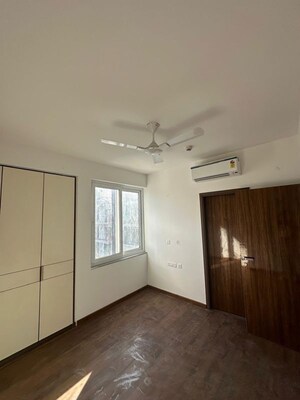 Room in 3 BHK Apartment at DLF Alameda, Sector 73 – for Rent