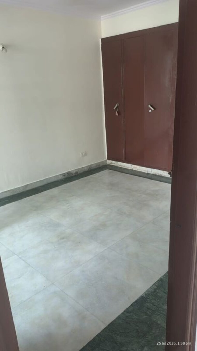 Room, sector 18 dwarka 3.5 Bedroom 2000 Sq.Ft. Apartment In Sector 18 Dwarka Delhi 10604764