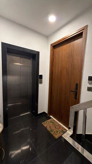 Lift in 3 BHK Builder Floor at Sector 23 – for Rent
