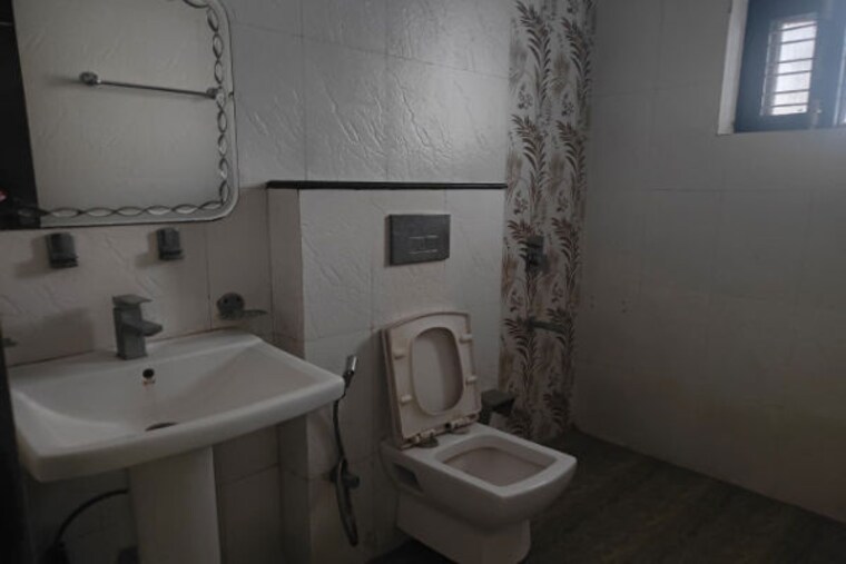 Bathroom, sector 7 3 Bedroom 2250 Sq.Ft. Builder Floor In Sector 7 Gurgaon 10371930