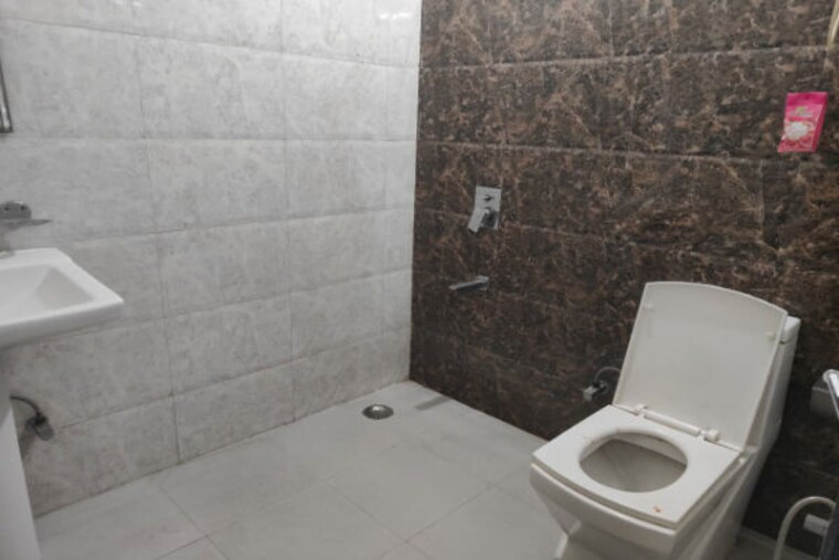 Bathroom, sector 7 3 Bedroom 2250 Sq.Ft. Builder Floor In Sector 7 Gurgaon 10371930
