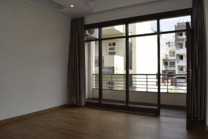 Room in 4 BHK Apartment at DLF Trinity Towers, Dlf Phase V – for Sale