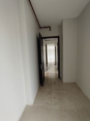 Room in 4 BHK Apartment at Oberoi Enigma, Mulund West – for Sale