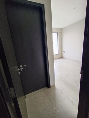 Room in 4 BHK Apartment at Oberoi Enigma, Mulund West – for Sale