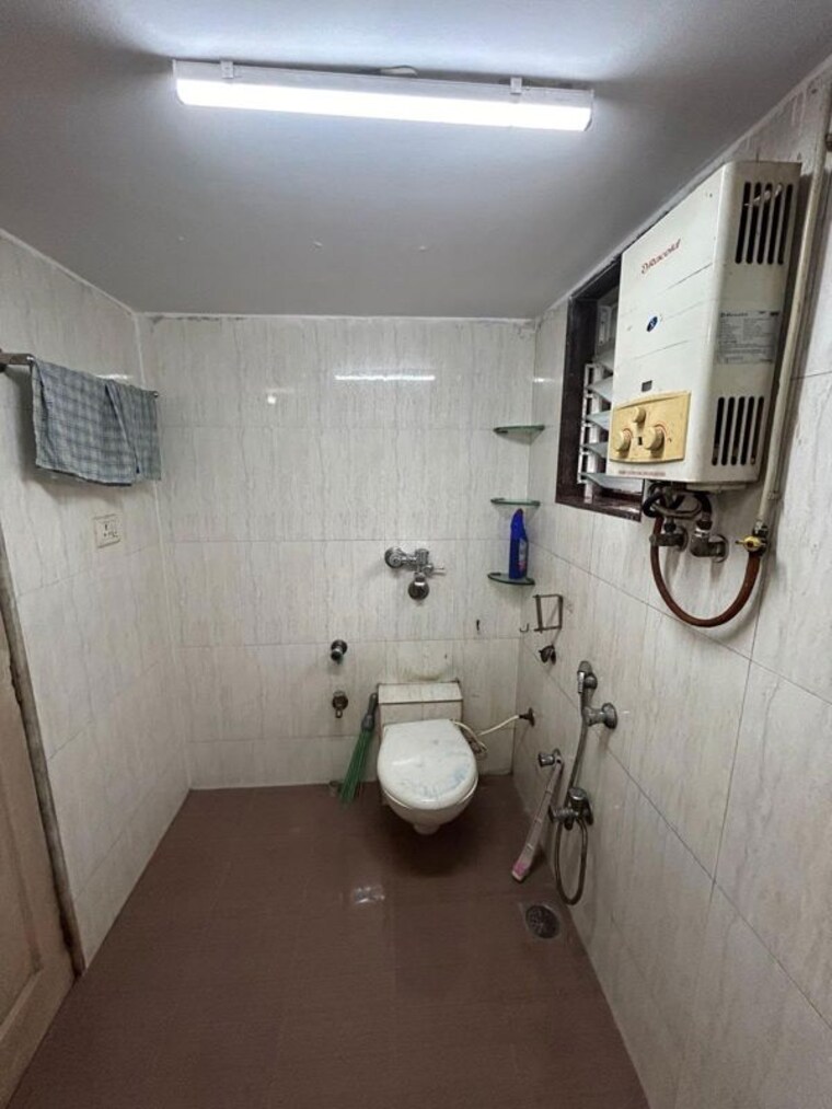 Bathroom, kunj-vihar 1 Bedroom 700 Sq.Ft. Apartment In Santacruz East Mumbai 10605011