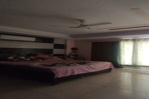 Parking in 4 BHK Builder Floor at Sector 4 – for Sale