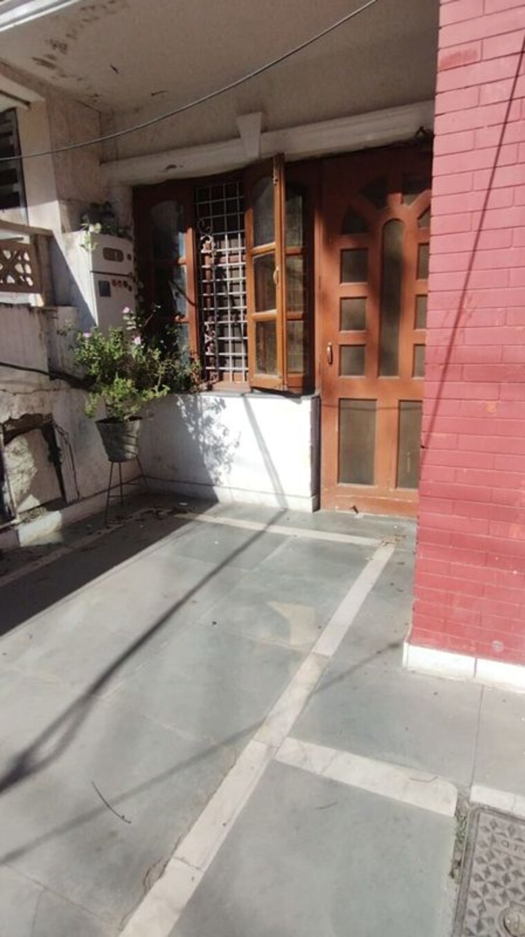 Balcony, sector 15 5 Bedroom 263 Sq.Yd. Independent House In Sector 15 Gurgaon 10605016