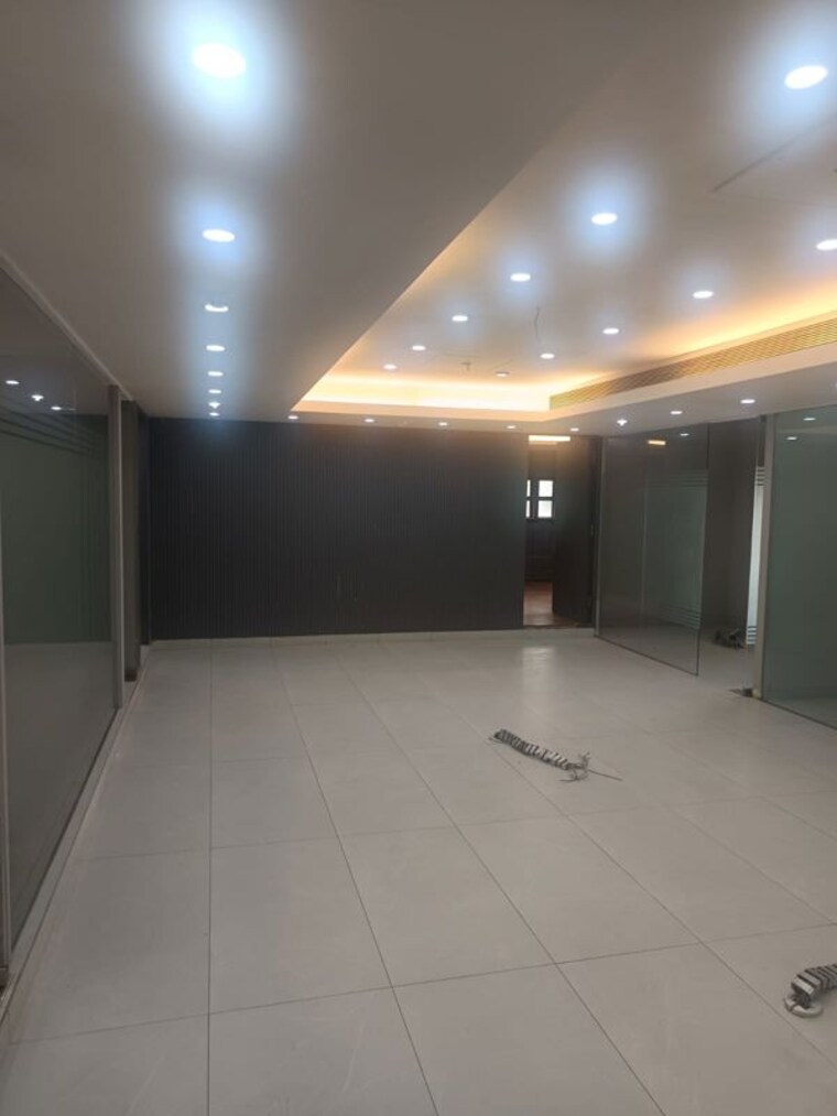 Room, bandra west Commercial Office Space 3500 Sq.Ft. In Bandra West Mumbai 10605019