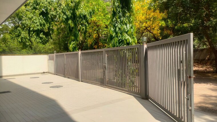 Balcony, sector 14 4 Bedroom 727 Sq.Yd. Builder Floor In Sector 14 Gurgaon 10605027