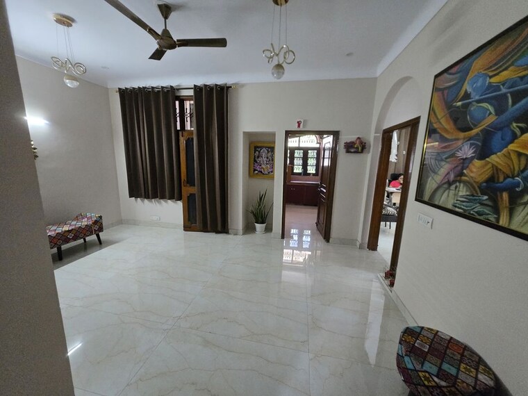 Living Room, sector 14 6+ Bedroom 250 Sq.Yd. Independent House In Sector 14 Gurgaon 10605038