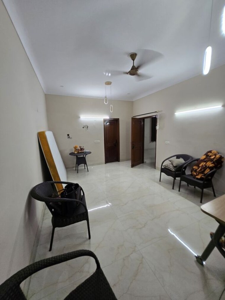 Living Room, sector 14 6+ Bedroom 250 Sq.Yd. Independent House In Sector 14 Gurgaon 10605038