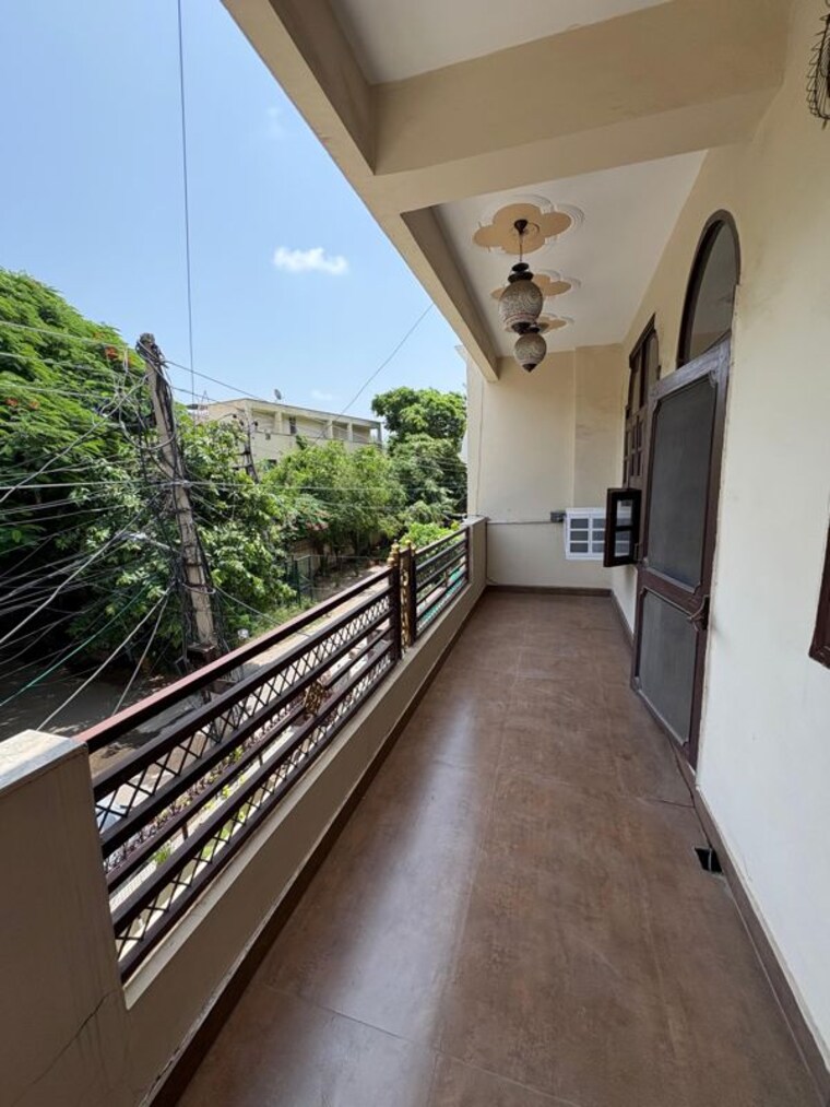 Balcony, sector 14 6+ Bedroom 250 Sq.Yd. Independent House In Sector 14 Gurgaon 10605038