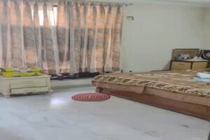 Bedroom in 3 BHK Builder Floor at Sector 14 – for Sale