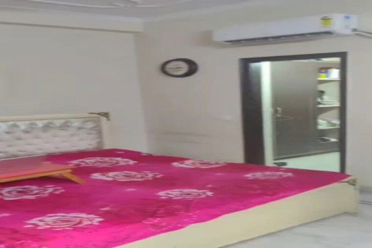 Bedroom, sector 14 3 Bedroom 250 Sq.Yd. Builder Floor In Sector 14 Gurgaon 10605047