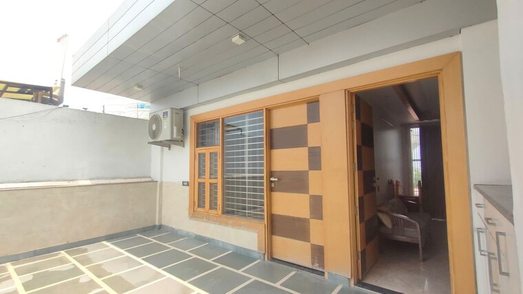 Room, sector 14 6 Bedroom 320 Sq.Yd. Builder Floor In Sector 14 Gurgaon 10605068
