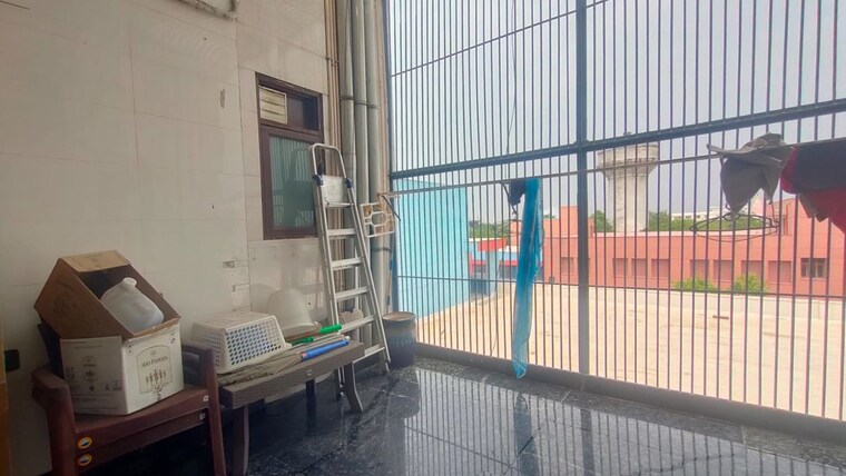 Balcony, sector 14 6 Bedroom 320 Sq.Yd. Builder Floor In Sector 14 Gurgaon 10605068