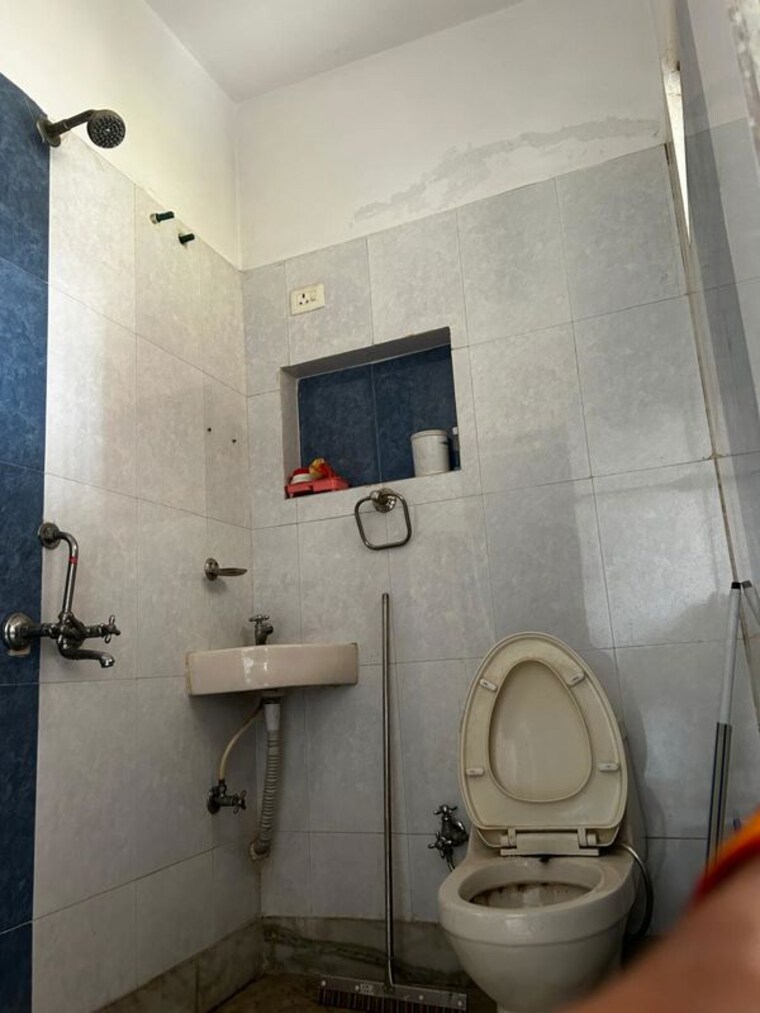 Bathroom, sector 23a 3 Bedroom 300 Sq.Ft. Builder Floor In Sector 23a Gurgaon 10605080
