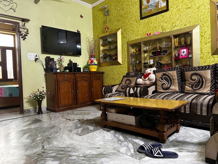 Gym, sector 23a 3 Bedroom 300 Sq.Ft. Builder Floor In Sector 23a Gurgaon 10605080