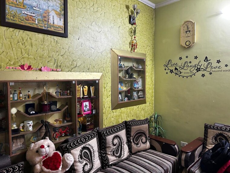 Living Room, sector 23a 3 Bedroom 300 Sq.Ft. Builder Floor In Sector 23a Gurgaon 10605080