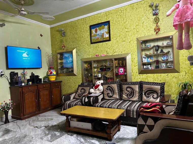 Living Room, sector 23a 3 Bedroom 300 Sq.Ft. Builder Floor In Sector 23a Gurgaon 10605080