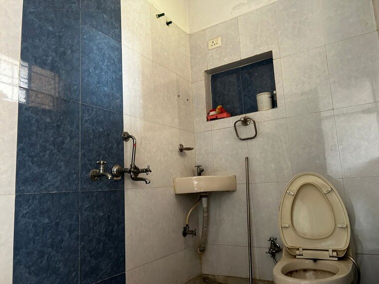 Bathroom, sector 23a 3 Bedroom 300 Sq.Ft. Builder Floor In Sector 23a Gurgaon 10605080