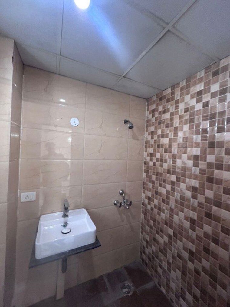 Bathroom, lr-bluemoon-homes 3 Bedroom 1470 Sq.Ft. Apartment In Raj Nagar Extension Ghaziabad 10605110