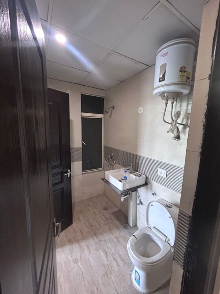 Bathroom, lr-bluemoon-homes 3 Bedroom 1470 Sq.Ft. Apartment In Raj Nagar Extension Ghaziabad 10605110