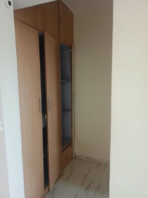Bathroom in 3.5 BHK Apartment at Garden View Apartment, Goregaon East – for Rent