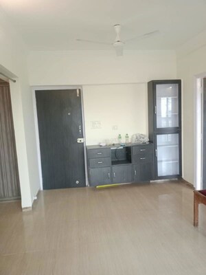 Room in 3.5 BHK Apartment at Garden View Apartment, Goregaon East – for Rent