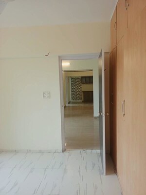 Room in 3.5 BHK Apartment at Garden View Apartment, Goregaon East – for Rent