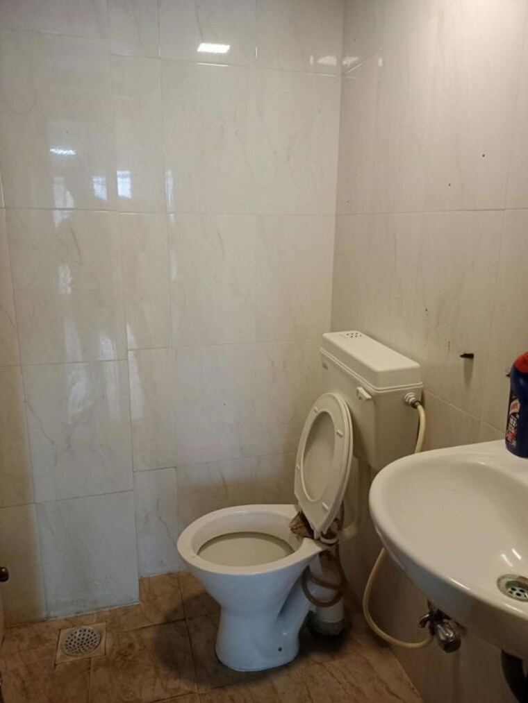 Bathroom, garden-view-apartment 3.5 Bedroom 1354 Sq.Ft. Apartment In Goregaon East Mumbai 10605159