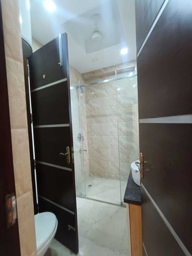 Bathroom, greater kailash i 3 Bedroom 208 Sq.Yd. Builder Floor In Greater Kailash I Delhi 10605386