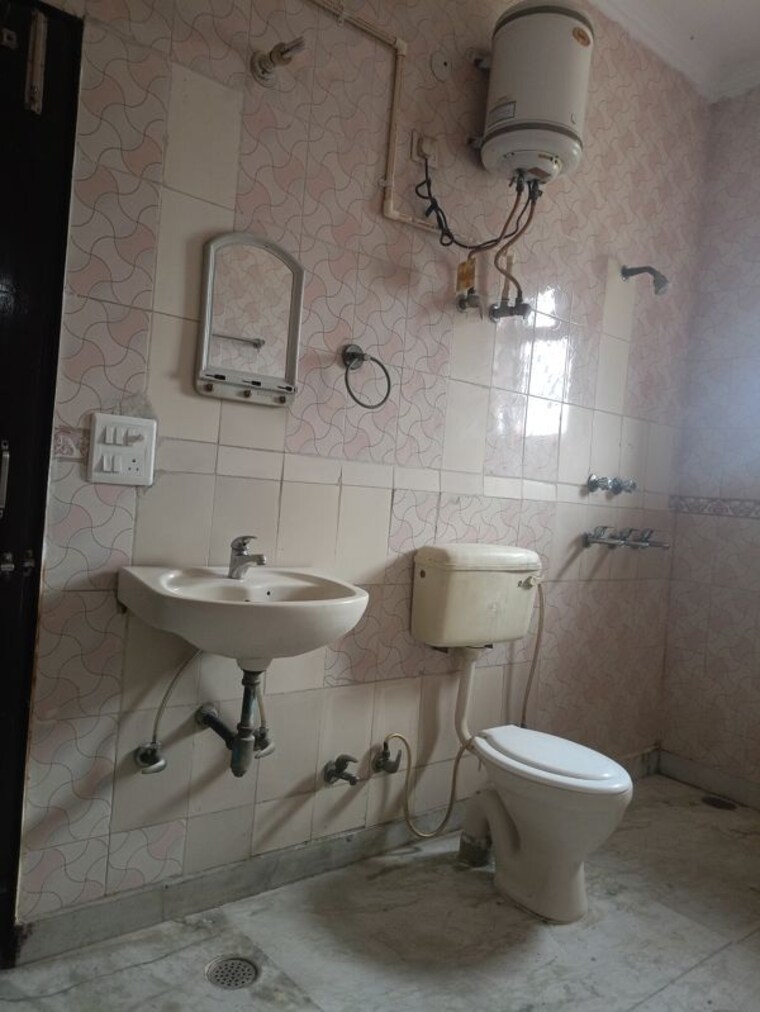 Bathroom, sector 22 2 Bedroom 2250 Sq.Ft. Builder Floor In Sector 22 Gurgaon 10605392
