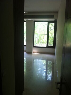 Room in 4 BHK Builder Floor at Panchsheel Park – for Rent