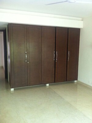 Room in 4 BHK Builder Floor at Panchsheel Park – for Rent
