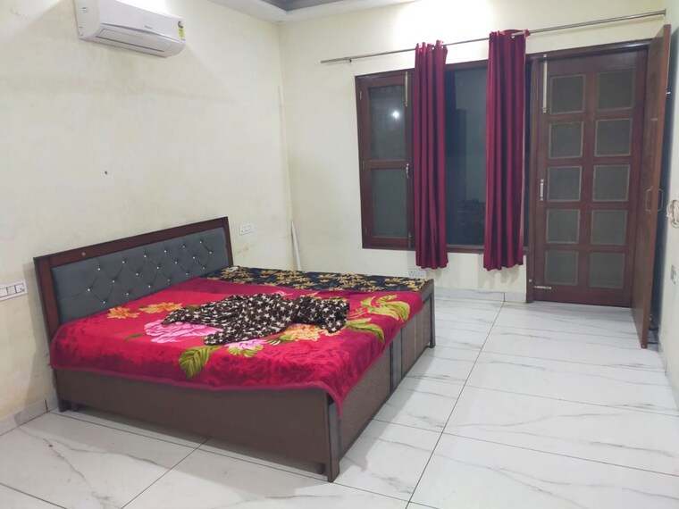 Bedroom, badal colony 2 Bedroom 200 Sq.Yd. Builder Floor In Badal Colony Zirakpur 10605494