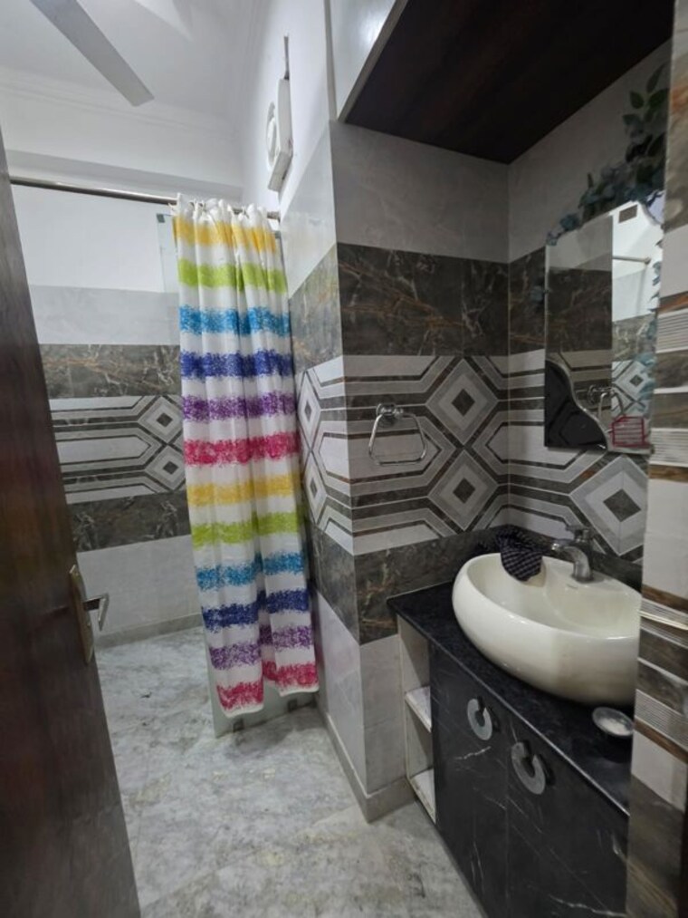  Parking, chittaranjan park 3 Bedroom 160 Sq.Yd. Independent House In Chittaranjan Park Delhi 10605506