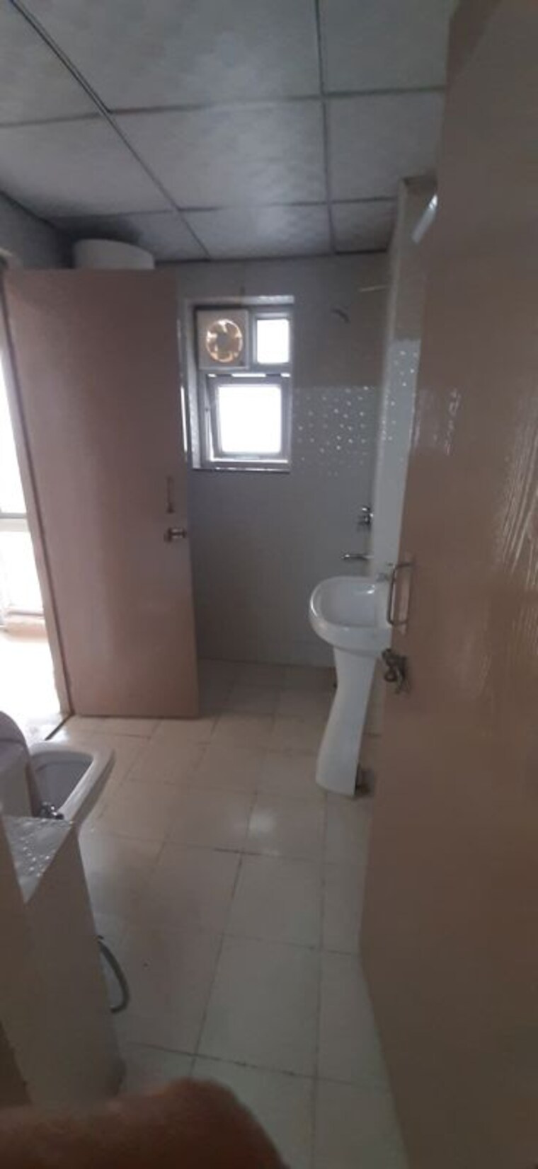 Bathroom, sector 19b dwarka 3 Bedroom 200 Sq.Yd. Apartment In Sector 19b Dwarka Delhi 10605579