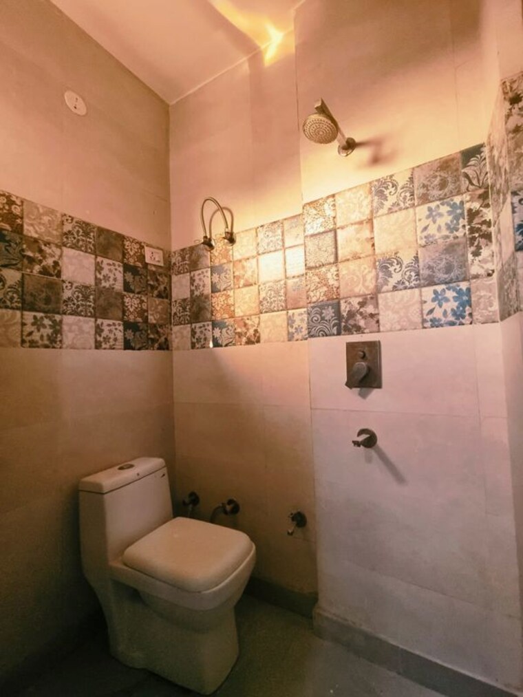 Bathroom, sector 19b dwarka 3 Bedroom 200 Sq.Yd. Apartment In Sector 19b Dwarka Delhi 10605579